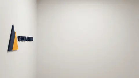 Mur uni – studio – Velora Studio (fictional)